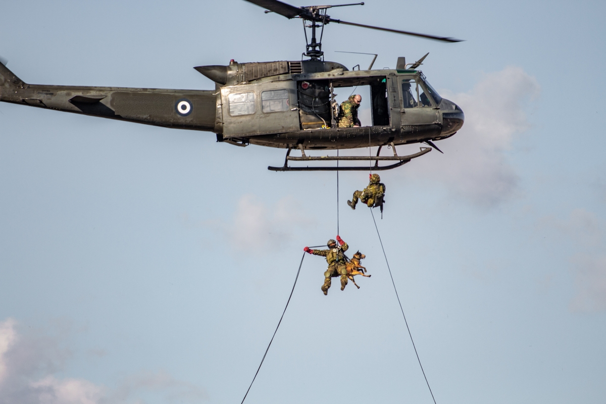 Παρών σε στεριά, ουρανό και θάλασσα! Εντυπωσιακά πλάνα από τη δράση του Ελληνικού Στρατού