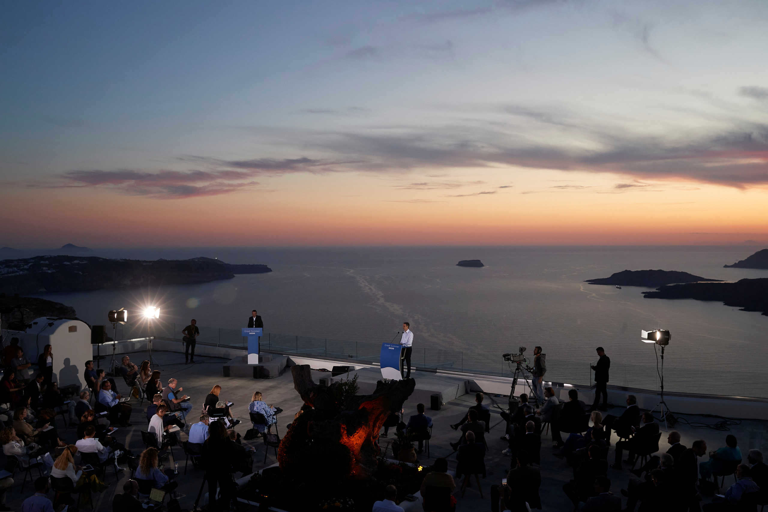 «Άνοιξαν και μας περιμένουν» – Reuters και Γαλλικό Πρακτορείο «μοιράζουν» προσκλήσεις για διακοπές στην Ελλάδα