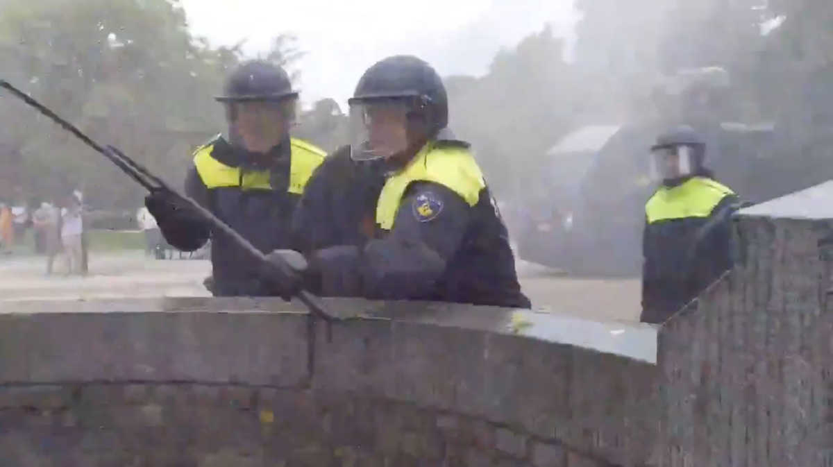Νέα επεισόδια λόγω κορονοϊού! Συλλήψεις, πετροπόλεμος και… εκτοξευτήρες νερού στη Χάγη