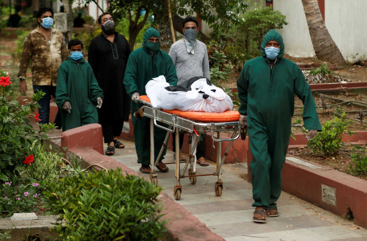Θερίζει ο κορονοϊός στην Ινδία: 704 νεκροί και 50.210 κρούσματα σε ένα 24ωρο