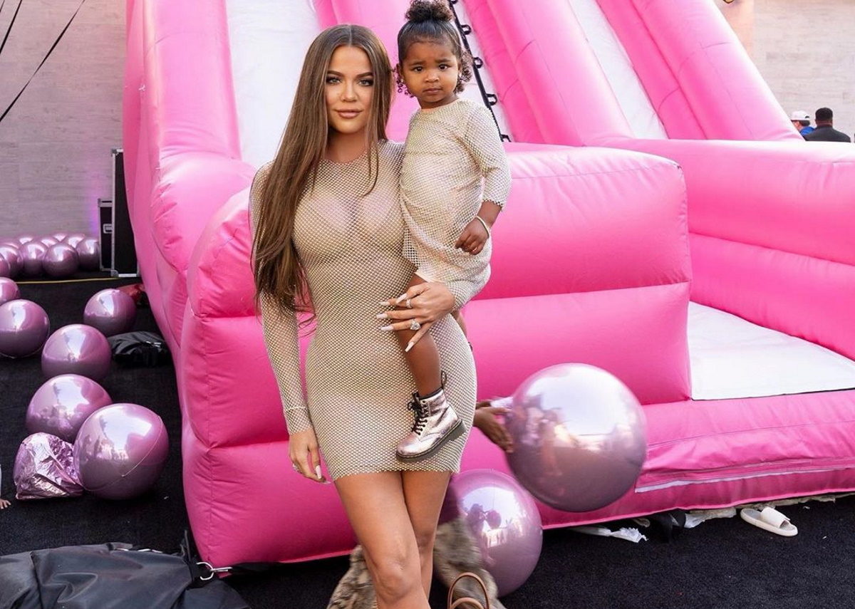 Η Khloe Kardashian έκανε ένα χλιδάτο πάρτι για τα 36α γενέθλιά της – Η υπερπαραγωγή διακόσμηση και η τετραώροφη τούρτα της