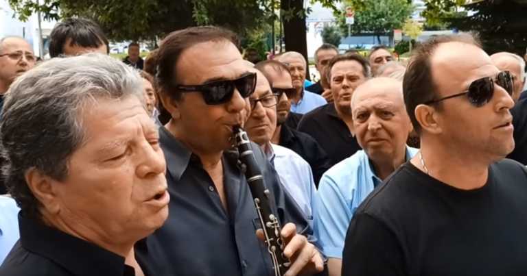 Τρίκαλα: Κλαρίνα και σπαρακτικά μοιρολόγια στην κηδεία του τραγουδιστή Νίκου Κουφοδημόπουλου (Βίντεο)