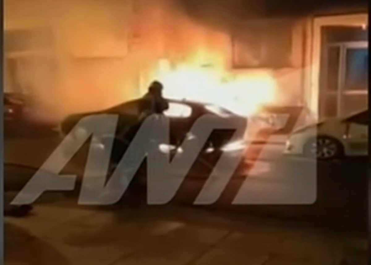 Κολιάτσου: Φωτιά σε μηχανάκι και αυτοκίνητα! Αναφορές για άγριο τσακωμό πριν τον εμπρησμό (video)