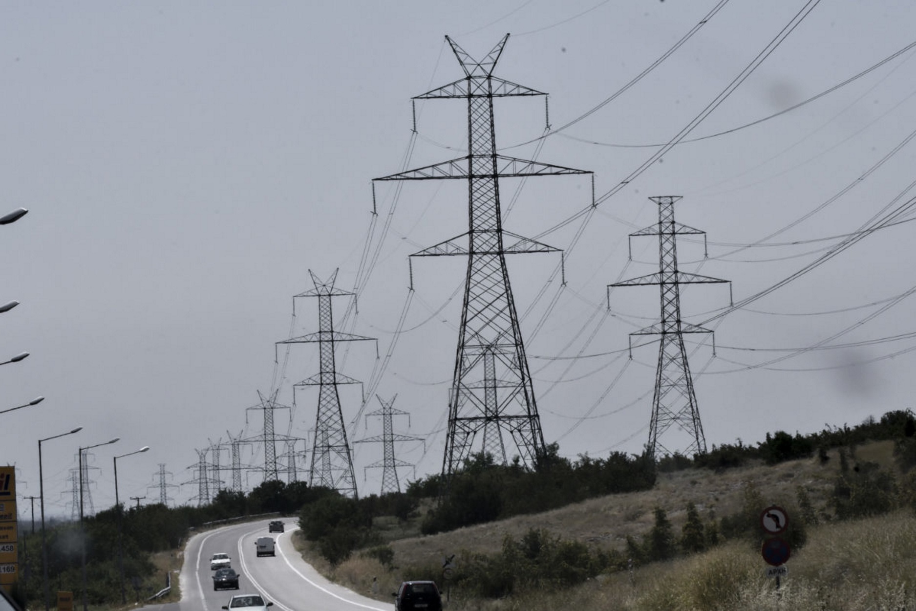 Διακοπές ρεύματος σε αρκετές περιοχές της Κρήτης – Θυελλώδεις νοτιάδες ξηλώνουν καλώδια της ΔΕΗ, δέντρα και στέγες