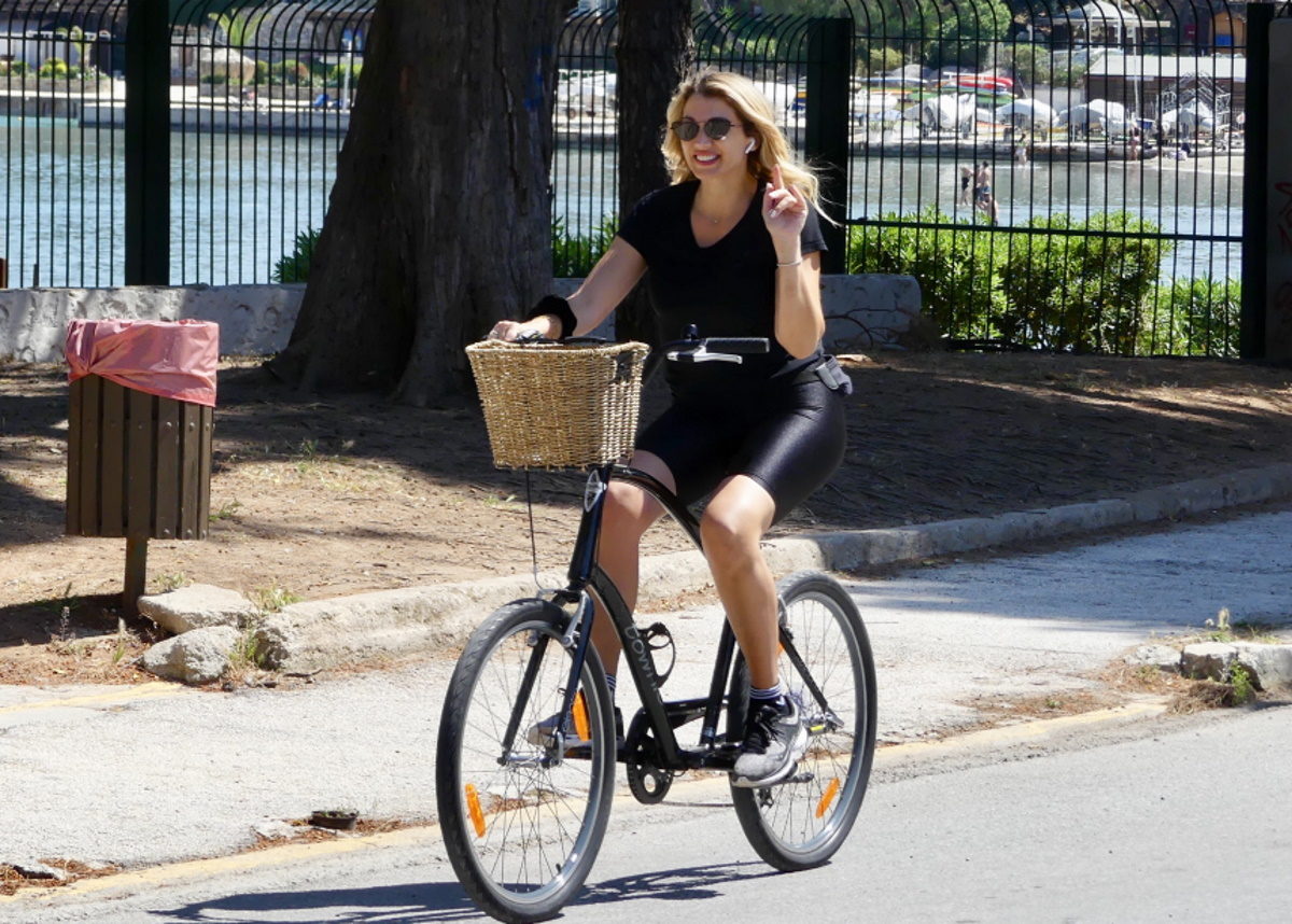 Κωνσταντίνα Σπυροπούλου: Δεν σταματά τις βόλτες με το ποδήλατο στην Βουλιαγμένη!
