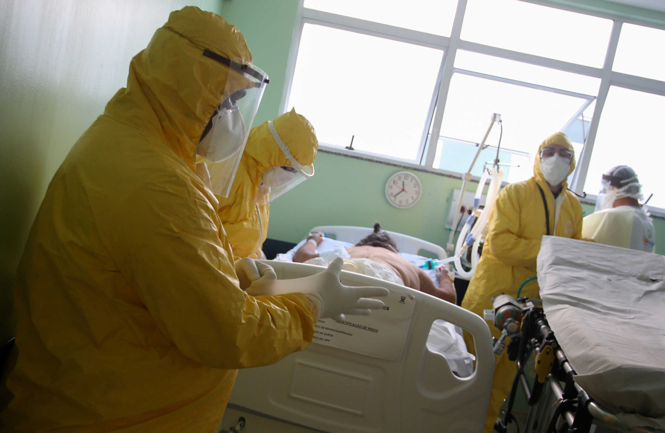FILE PHOTO: Nurses of Emergency Rescue Service (SAMU) prepare to transport a patient from an emergency health center to a hospital during the spread of the coronavirus disease (COVID-19) in Santo Andre, Sao Paulo State, Brazil, May 12, 2020. REUTERS