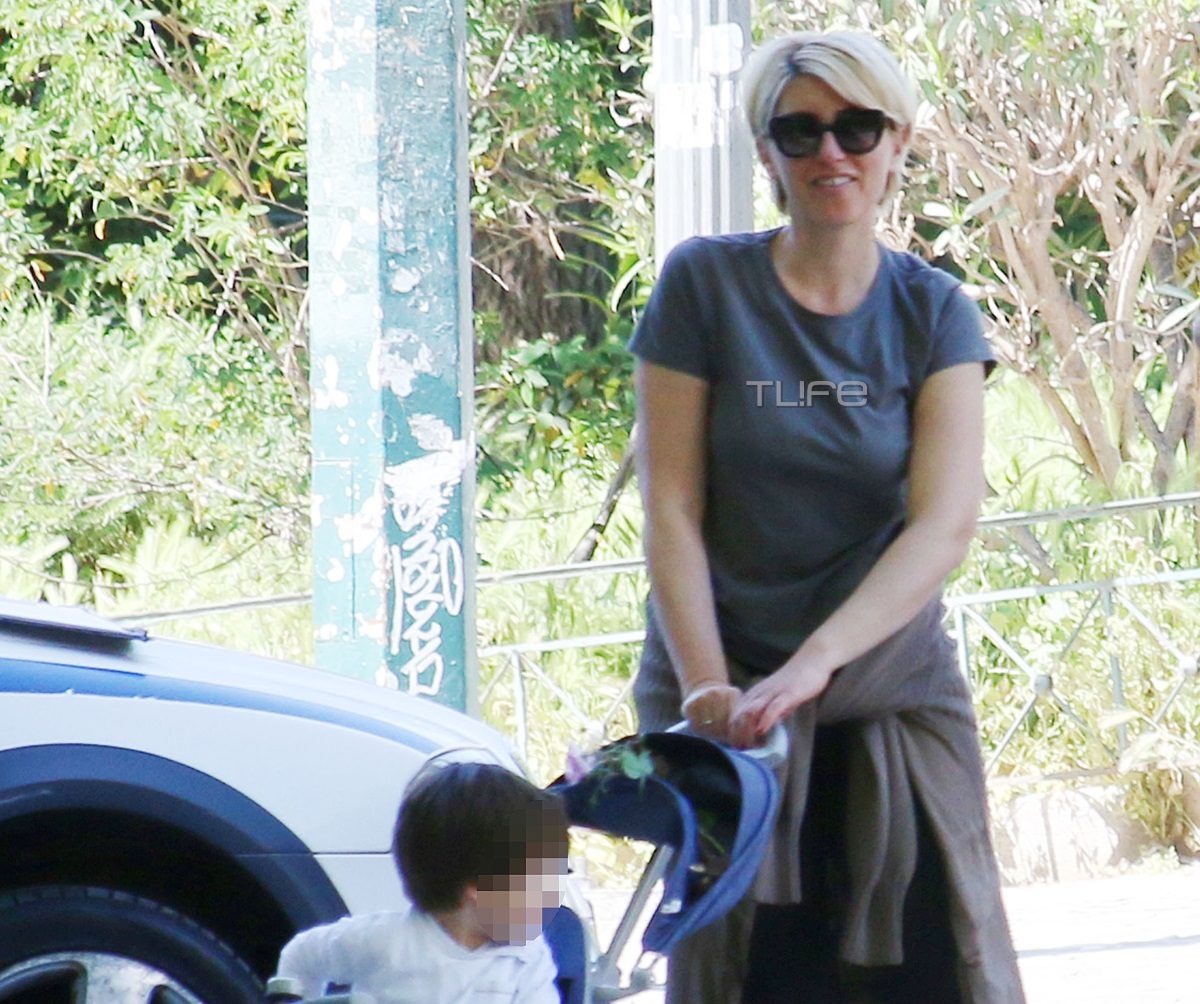 Σία Κοσιώνη: Πρωινή βόλτα με τον γιο της στο κέντρο της Αθήνας [pics]