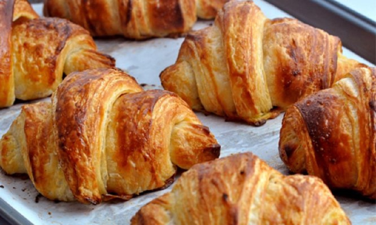 Η καλύτερη συνταγή για αφράτα κρουασανάκια βουτύρου χωρίς καν ψήσιμο!