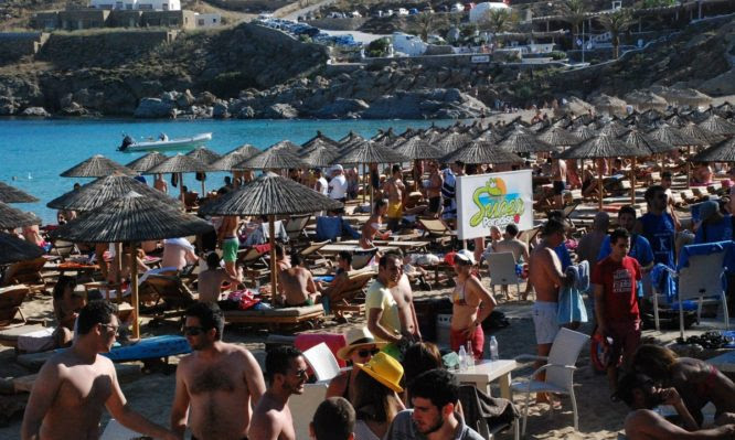 Κορονοϊός: Κίνδυνος για τη χώρα από τα μπαρ και τους τουρίστες