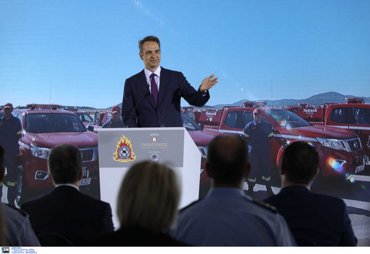 Παράδοση 20 πυροσβεστικών οχημάτων – Μητσοτάκης: «Είμαστε πιο έτοιμοι από ποτέ»