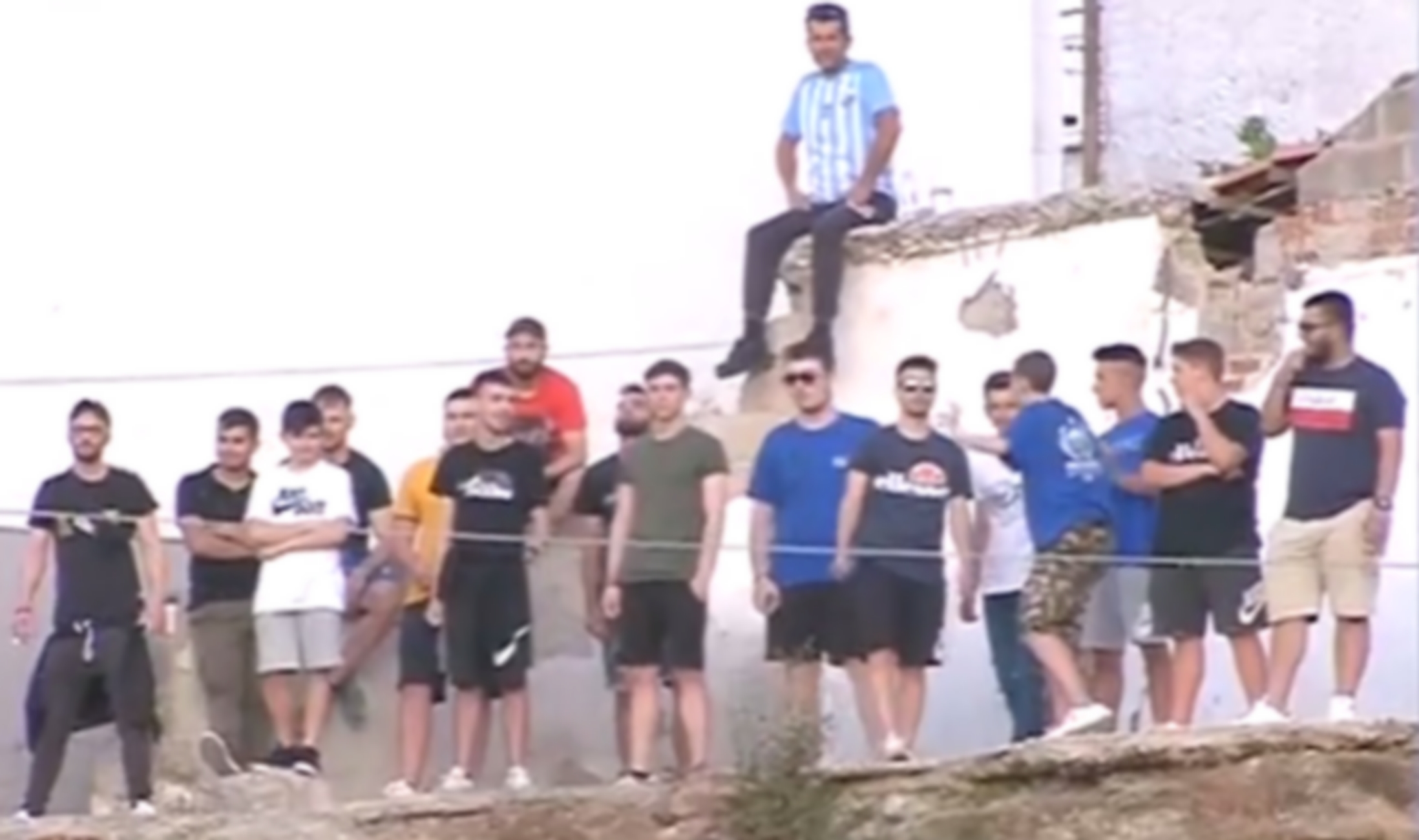 Superleague: Οπαδοί έκαναν “ντρίμπλα” στα μέτρα για τον κορονοϊό στη Λαμία (video)