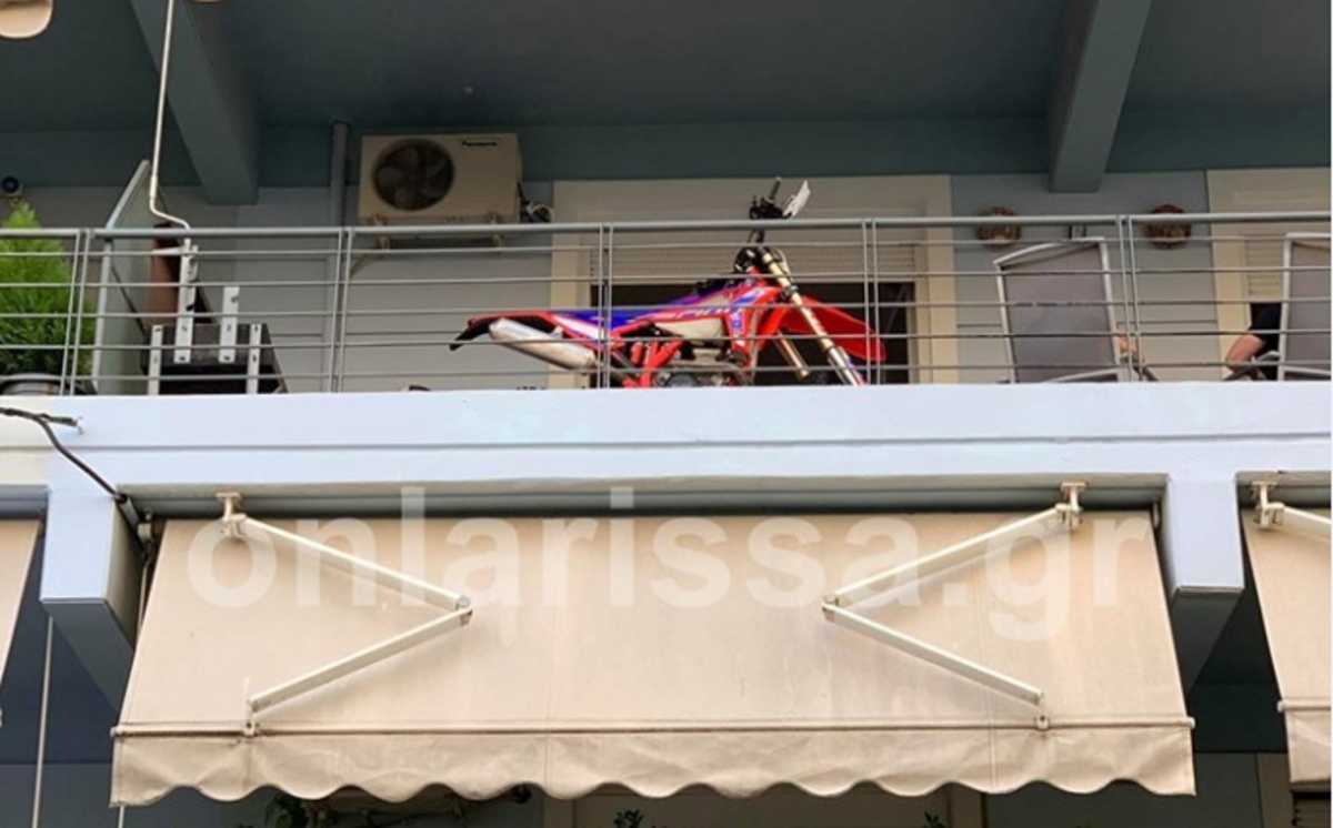 Λάρισα: Πάρκαρε τη μηχανή σε μπαλκόνι δευτέρου ορόφου πολυκατοικίας και κούφανε τους πάντες (Φωτό)
