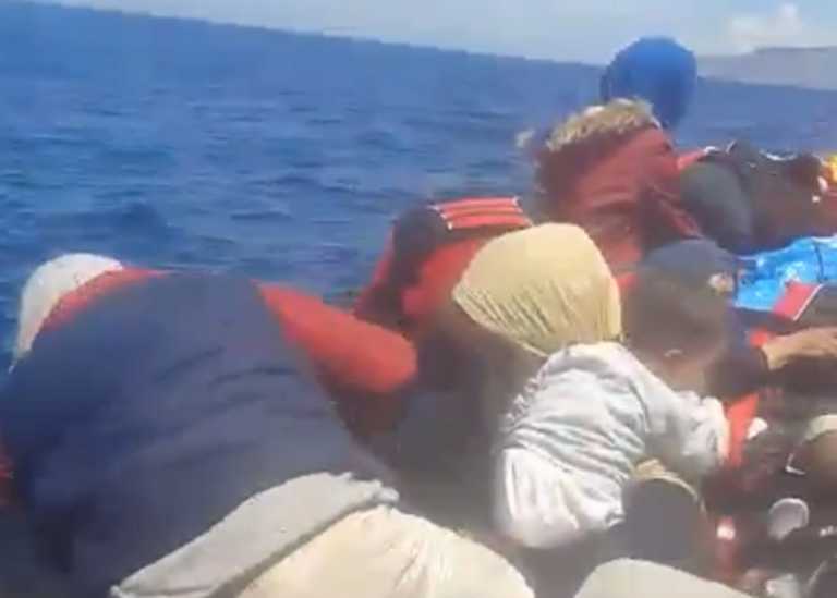 Λέσβος: Μέσα στην ακυβέρνητη βάρκα προσφύγων και μεταναστών! Κάνουν κουπί με τα χέρια για να σωθούν (Βίντεο)