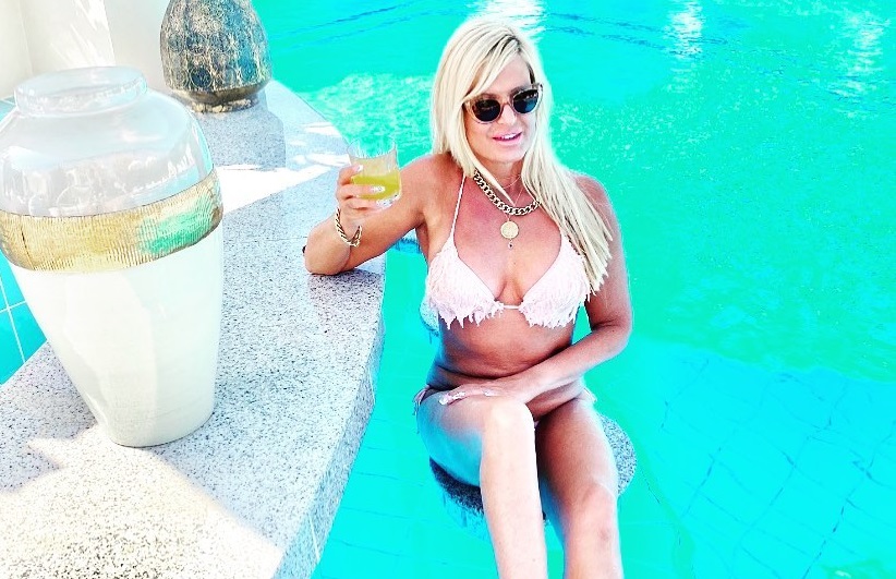 Μαρίνα Πατούλη: Οι πόζες στην πισίνα με ροζ μπικίνι και… χωρίς γοβάκια! [pics]