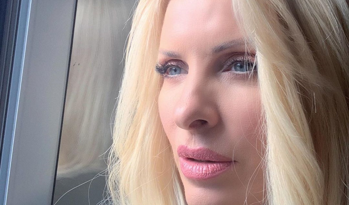 Η Ελένη Μενεγάκη μόνη στο άδειο καμαρίνι της…