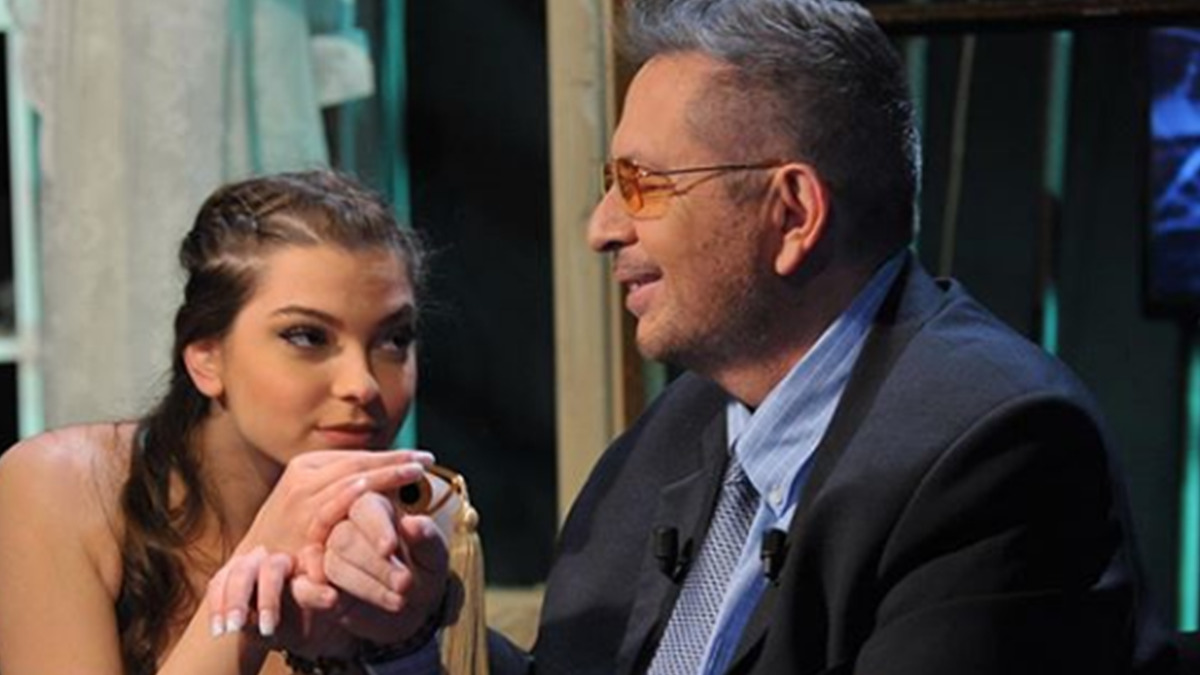 Το τελευταίο κορίτσι του “Όλα” θυμάται: «Ο Θέμος τη δεύτερη χρονιά ήταν ίσως περισσότερο κουρασμένος»