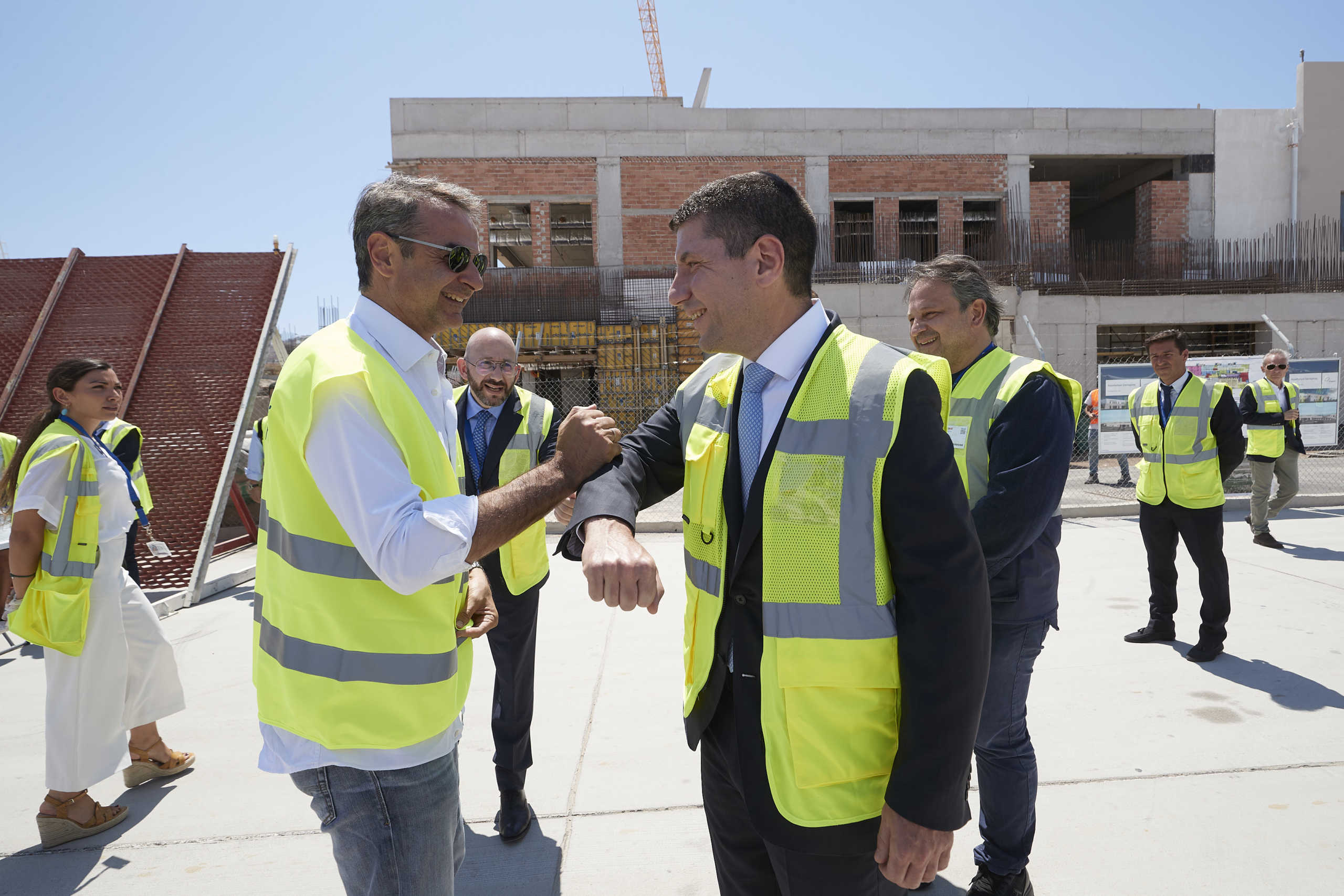 Σαντορίνη: Έτσι ξεναγήθηκε στο αεροδρόμιο ο Κυριάκος Μητσοτάκης! Το δώρο που είχε στις αποσκευές του (Φωτό)