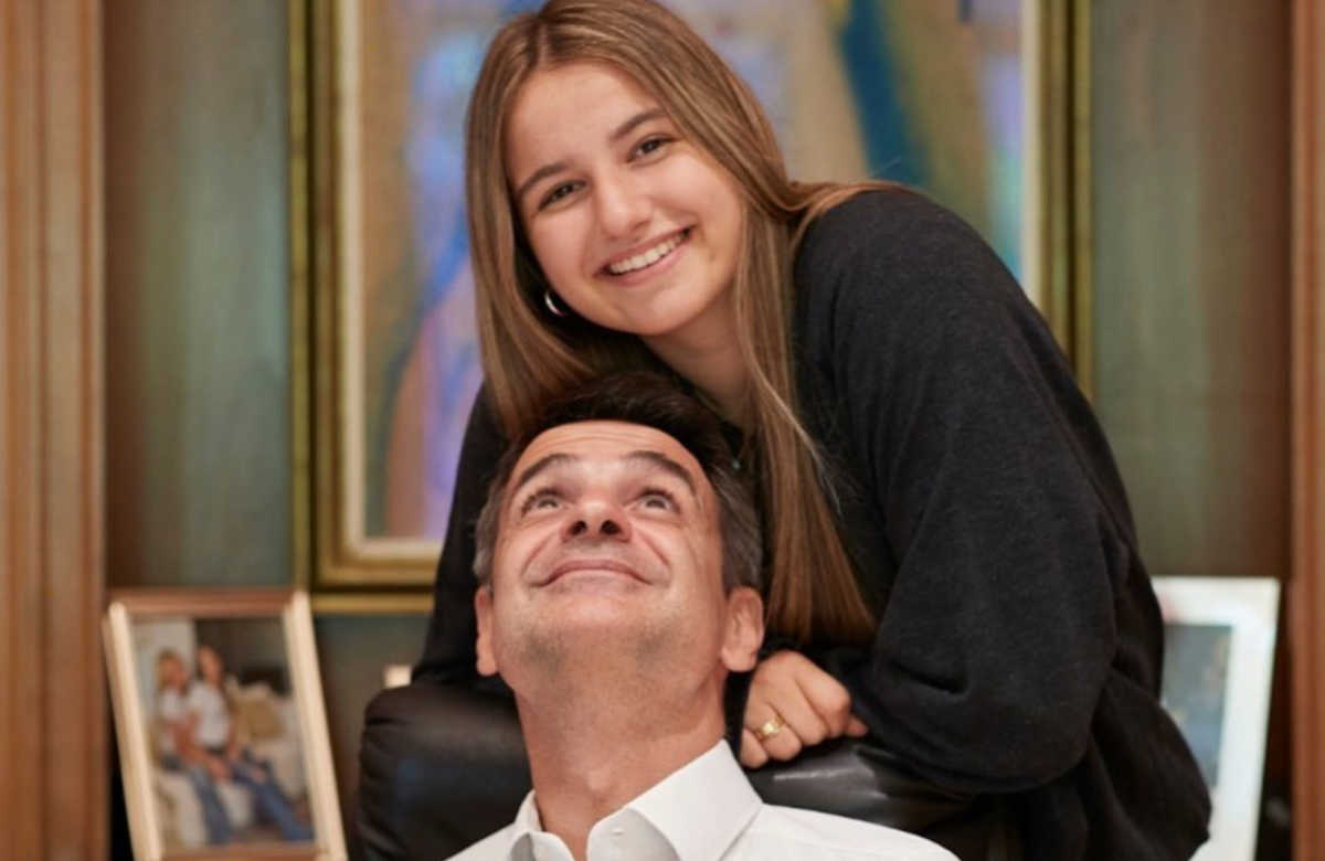 Ο Κυριάκος Μητσοτάκης εύχεται χρόνια πολλά στην κόρη του με μια πολύ αστεία φωτογραφία