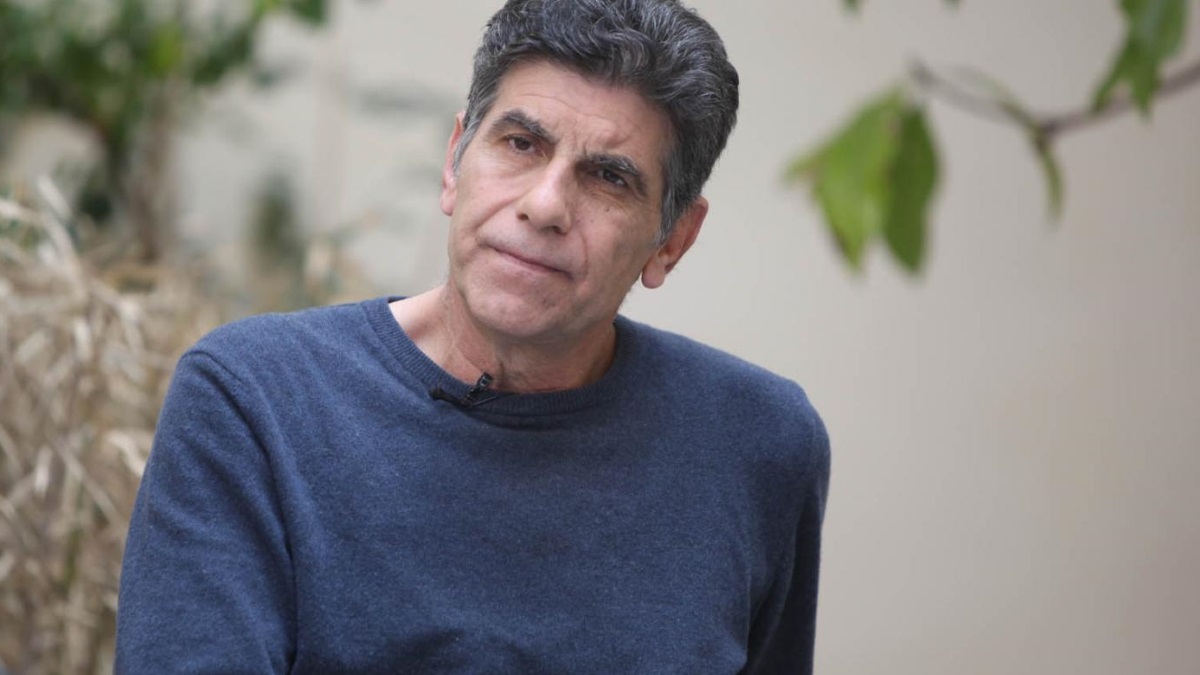 Ο Γιάννης Μπέζος βάζει ξανά τα “χακί”