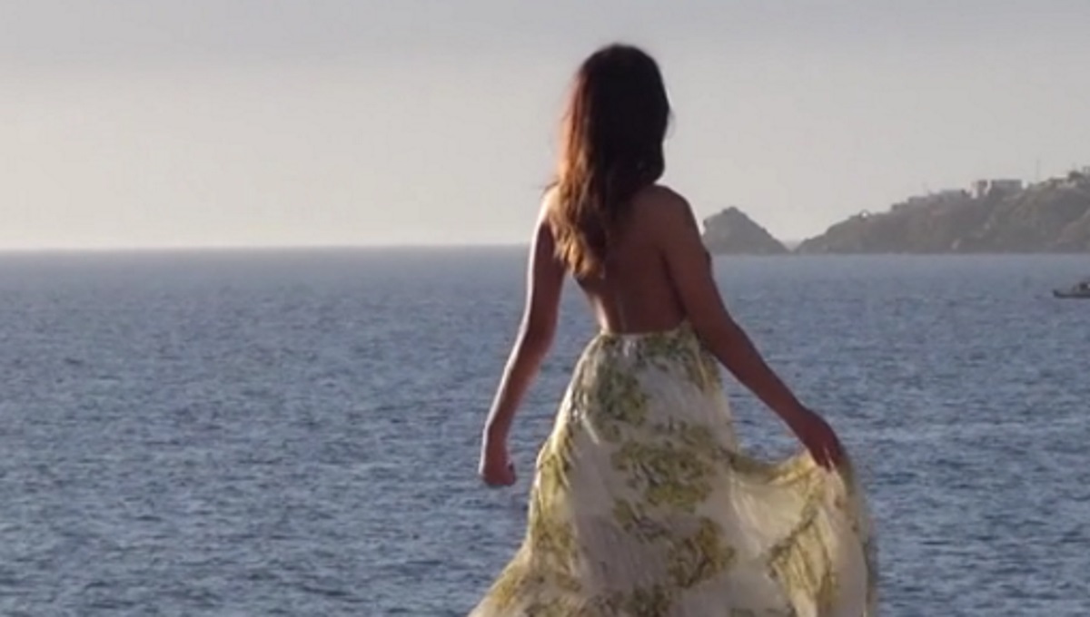 Η καλλονή προκάλεσε “εγκεφαλικά” στη Μύκονο! Άφησε ελάχιστα στη φαντασία με το αέρινο φόρεμά της – [vid]