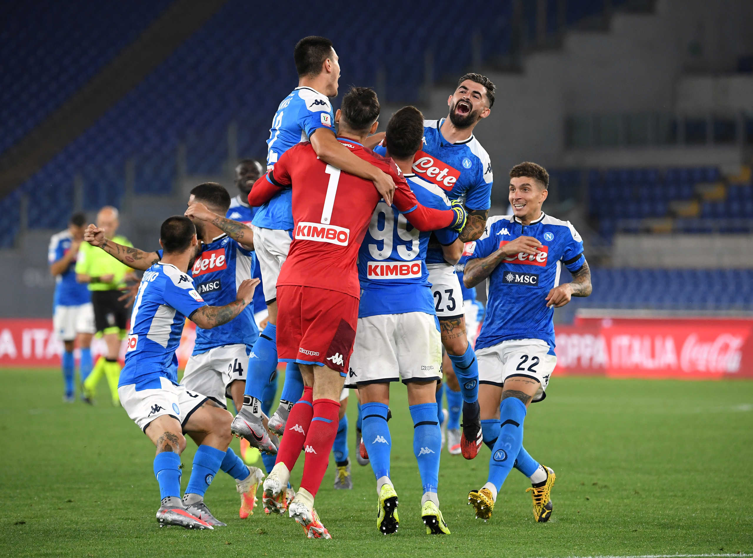 Soccer Football - Coppa Italia - Final - Napoli v Juventus - Stadio Olimpico, Rome, Italy - June 17, 2020  Napaoli players celebrate after the match, as play resumes behind closed doors following the outbreak of the coronavirus disease (COVID-19)   REUTERS