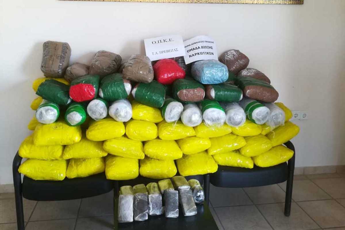 Πρέβεζα: Πιάστηκαν με 104 κιλά ναρκωτικά σε κλεμμένο αυτοκίνητο (pic)
