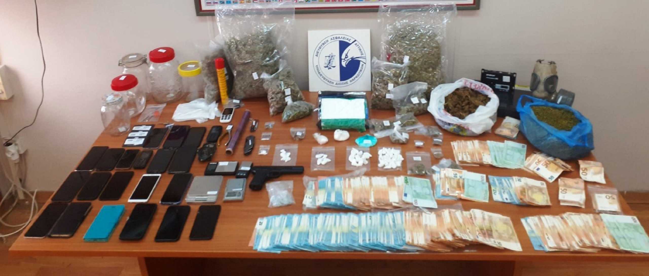 “Ντελίβερι” ναρκωτικών σε Αθήνα και Τρίκαλα – 14 συλλήψεις