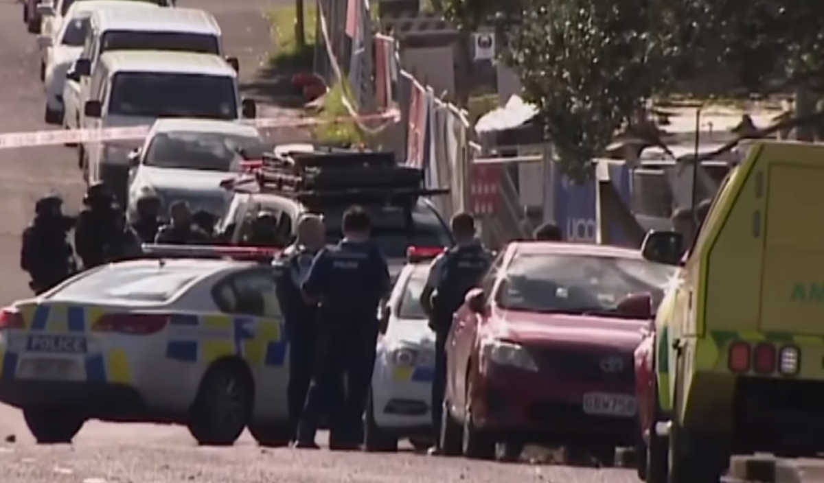 Αστυνομικοί σταμάτησαν αυτοκίνητο για έλεγχο ρουτίνας και τους “γάζωσαν” στις σφαίρες! Ένας νεκρός (video)