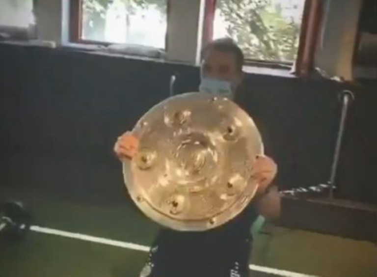 Ο Νόιερ κάνει βάρη με το τρόπαιο της Bundesliga (video)