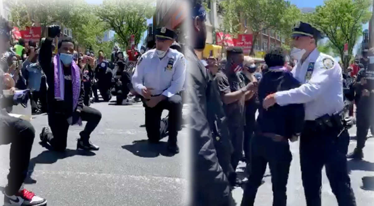 Συγκλονίζουν οι εικόνες από τη Νέα Υόρκη – Αστυνομικοί γονατίζουν μαζί με τους διαδηλωτές (video)