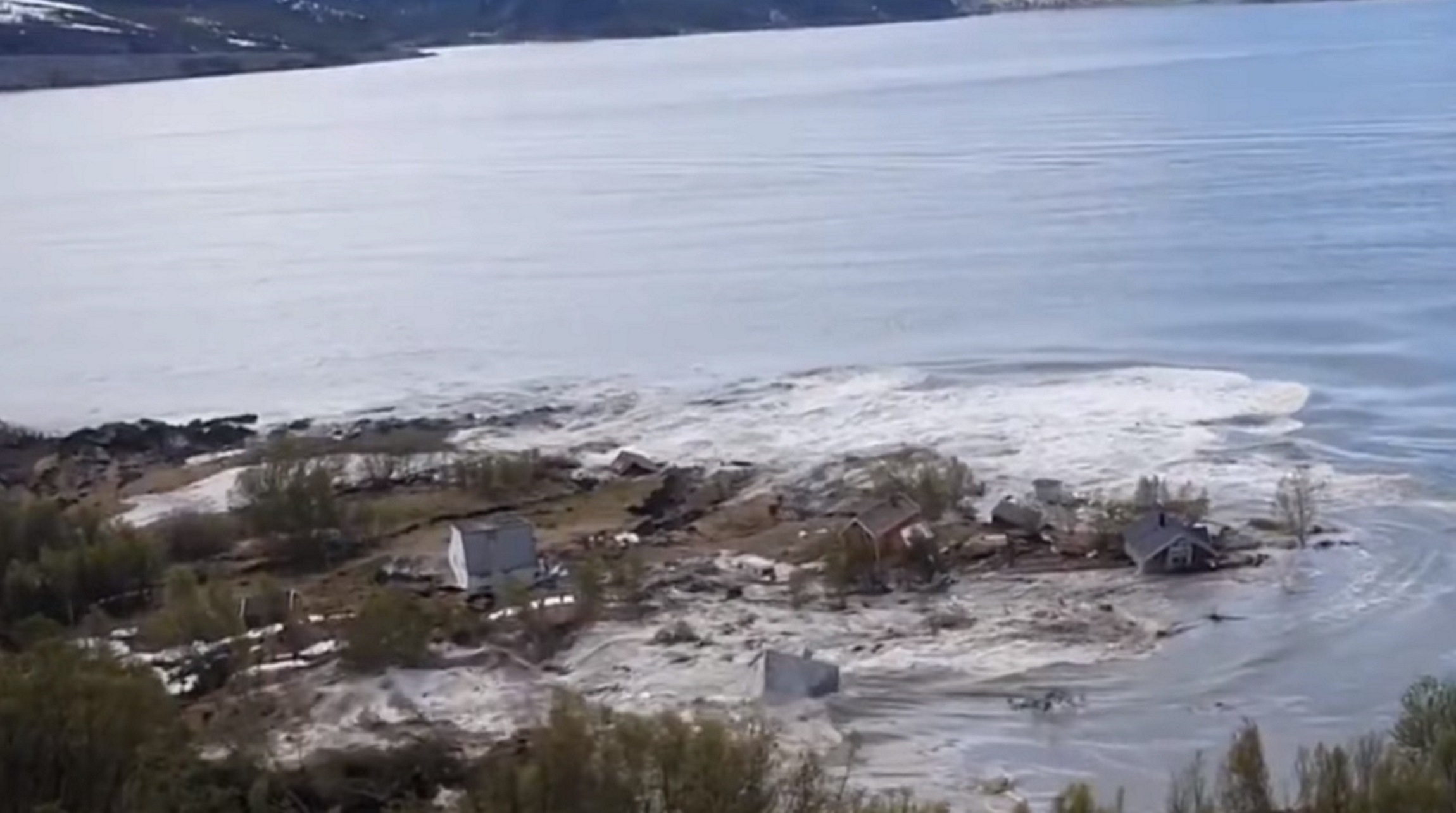 Τρόμος! Η θάλασσα «καταπίνει» οκτώ σπίτια, η στεριά «εξαφανίζεται ...