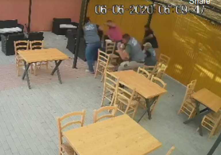Κρήτη: Η στιγμή που πέντε ζωές σώζονται για κλάσματα του δευτερολέπτου! Απίστευτες εικόνες σε καφενείο (Βίντεο)