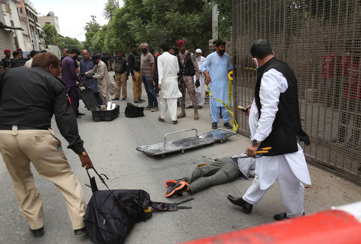 Καρέ καρέ το λουτρό αίματος στο χρηματιστήριο του Πακιστάν – Αυτονομιστές ανέλαβαν την ευθύνη