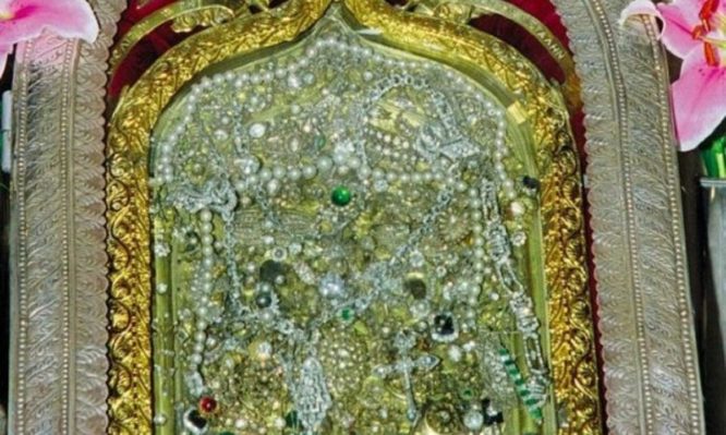 Αυτή είναι η εικόνα της Παναγίας της Τήνου που “κρύβουν” τα τάματα