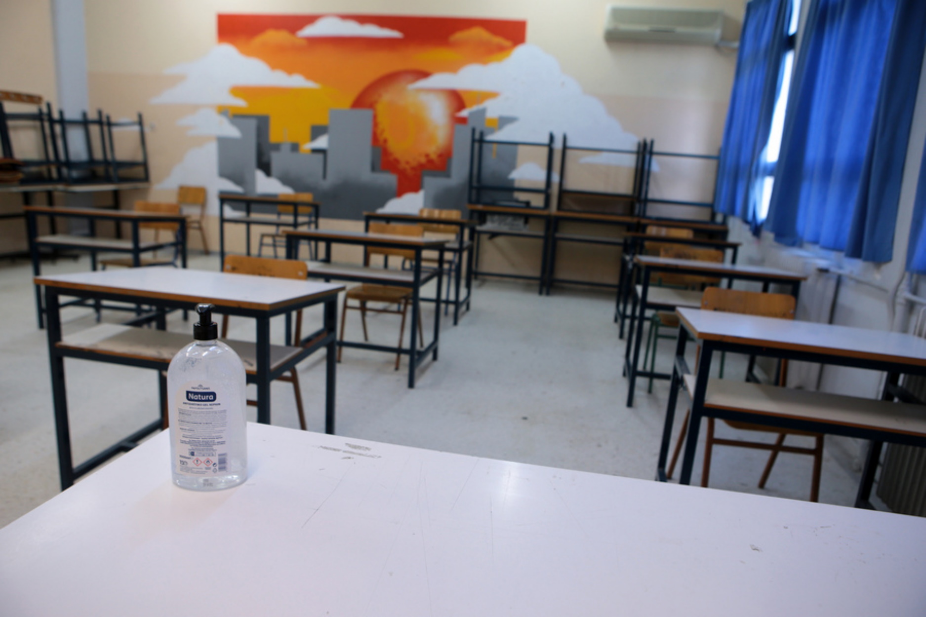 Αίθουσα στο 3ο Λύκειο Αμαρουσίου, όπου πρόκειται να διεξαχθούν πανελλαδικές εξετάσεις με τη λήψη των απαραίτητων μέτρων προστασίας για τον κορονοϊό, Δευτέρα 15 Ιουνίου 2020. Πρεμιέρα για τις Πανελλαδικές Εξετάσεις για περίπου 100.000 υποψήφιους των ΓΕΛ και των ΕΠΑΛ, οι οποίοι θα διεκδικήσουν 77.970 θέσεις που οδηγούν στην Τριτοβάθμια Εκπαίδευση. Για τα Γενικά Λύκεια, το μάθημα που θα εξεταστούν την πρώτη ημέρα οι υποψήφιοι είναι η Νεοελληνική Γλώσσα και Λογοτεχνία. ΑΠΕ-ΜΠΕ