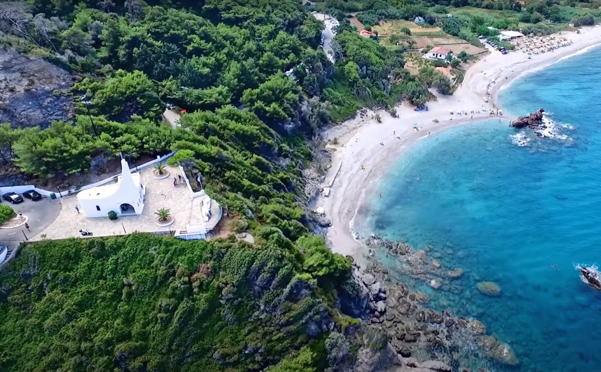 Η απίστευτη παραλία με φαράγγι και καταρράκτες στην άκρη της Ελλάδας