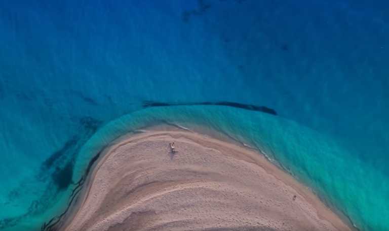 Εύβοια: Σκέτη μαγεία! Ξενάγηση με drone στη μοναδική παραλία που έντυσε το σποτ για τον τουρισμό (Βίντεο)