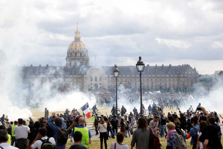 Χάος στο Παρίσι: Επεισόδια και δακρυγόνα σε διαδήλωση νοσηλευτών