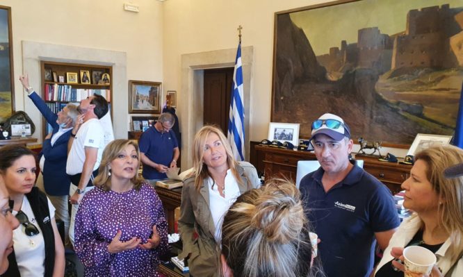 Επίσκεψη της Μαρέβας Μητσοτάκη με κλιμάκιο του ΕΟΔΥ στα γραφεία της Περιφέρειας Ν. Αιγαίου