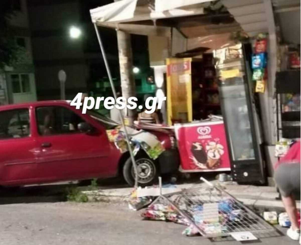 Πάτρα: Έχασε τον έλεγχο και το αυτοκίνητο που οδηγούσε έπεσε πάνω σε περίπτερο (Φωτό)