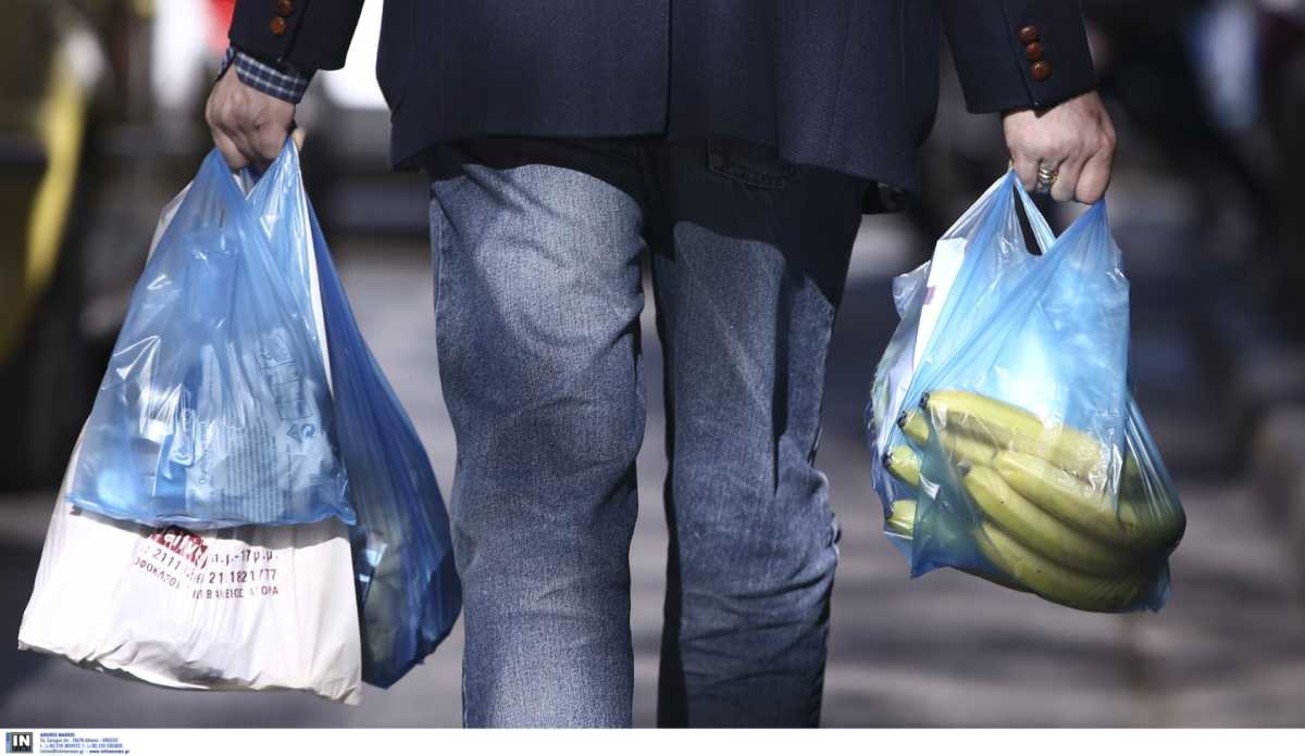 Νέους κανόνες προτείνει η Κομισιόν για να μειωθούν οι πλαστικές και χάρτινες συσκευασίες