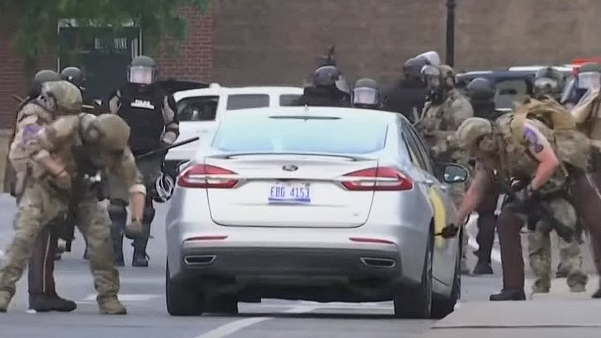 Βίντεο με αστυνομικούς να σκίζουν ελαστικά αυτοκινήτων προκαλεί αντιδράσεις στις ΗΠΑ [vid]