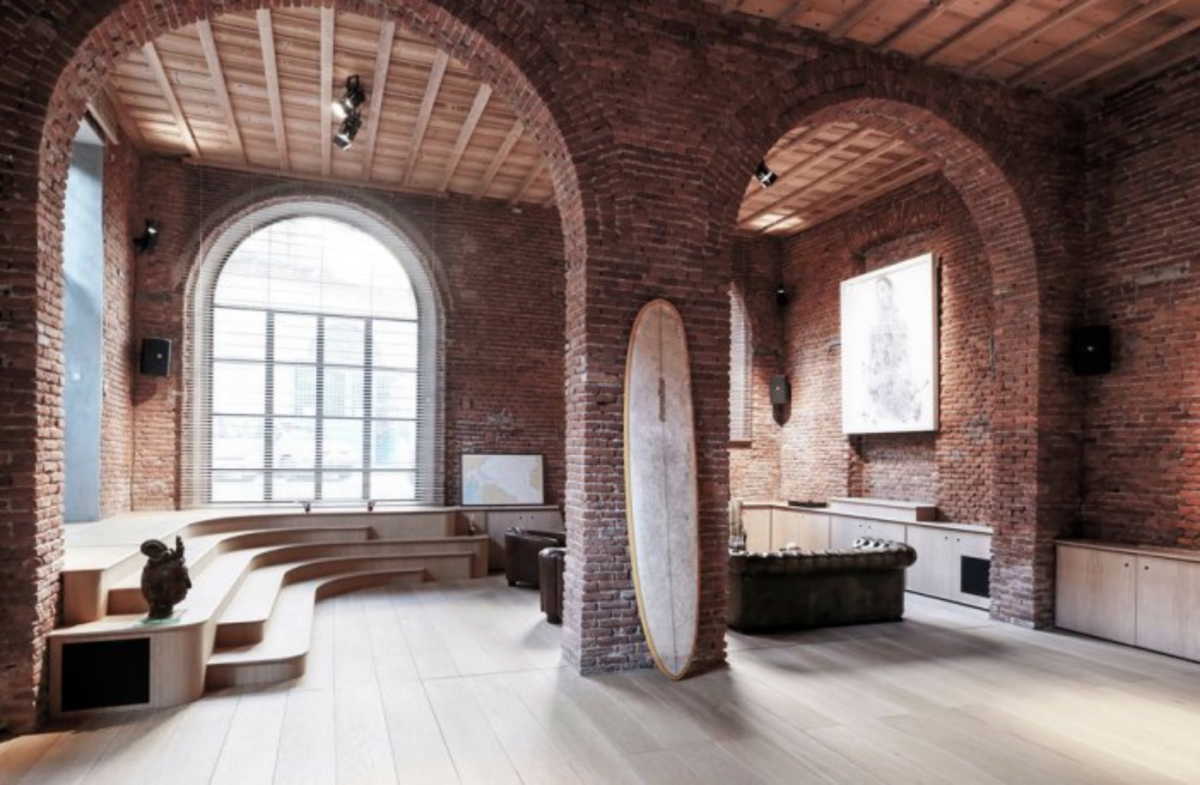 Ένα γκαράζ αυτοκινήτων του 19ου αιώνα μετατράπηκε σε ένα απίστευτο σπίτι