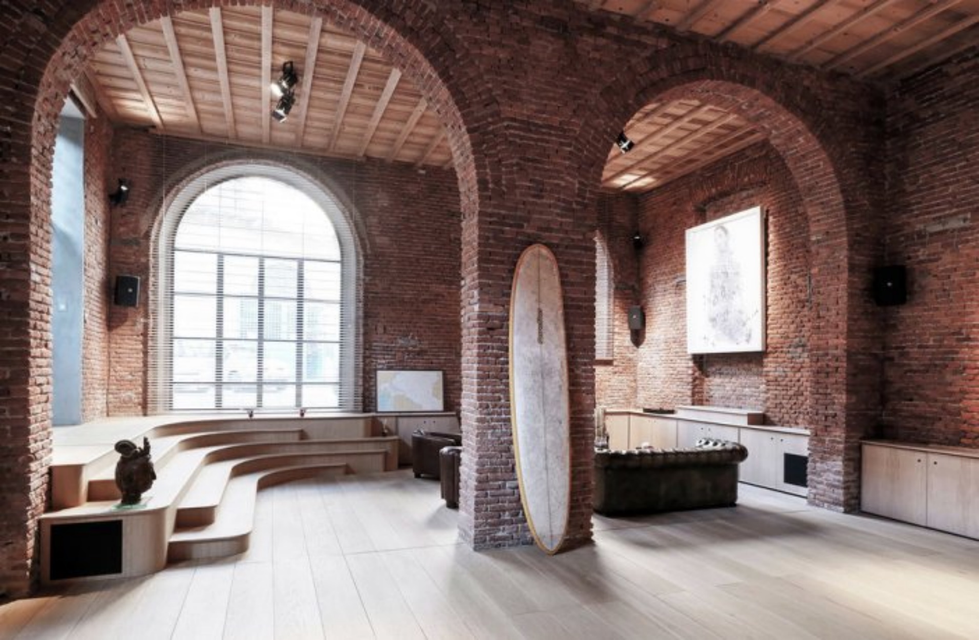 Ένα γκαράζ αυτοκινήτων του 19ου αιώνα μετατράπηκε σε ένα απίστευτο σπίτι