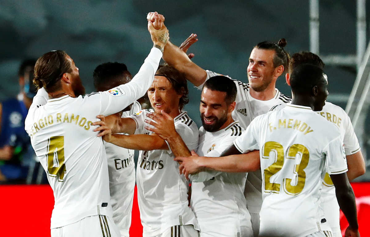 Soccer Football - La Liga Santander - Real Madrid v Real Mallorca - Alfredo Di Stefano Stadium, Madrid, Spain - June 24, 2020  Real Madrid's Sergio Ramos celebrates scoring their second goal with teammates, as play resumes behind closed doors following the outbreak of the coronavirus disease (COVID-19)   REUTERS