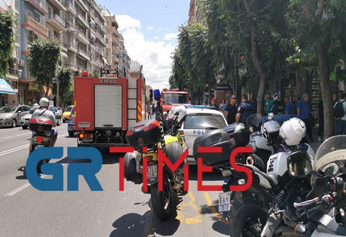 Σοκαρισμένοι στη γειτονιά της Θεσσαλονίκης από τη φλεγόμενη γυναίκα που έπεσε στο κενό