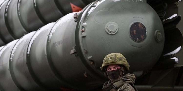 CRIMEA, RUSSIA - NOVEMBER 29, 2018: A serviceman of an S-400 Triumf missile system crew on standby as an anti-aircraft military unit of the Russian Air Force and the Russian Southern Military District enters combat duty near the Crimean town of Dzhankoy twelve miles away from the Ukrainian border. Sergei Malgavko

Ðîññèÿ. Ðåñïóáëèêà Êðûì. Âîåííîñëóæàùèé áîåâûõ ðàñ÷åòîâ çåíèòíûõ ðàêåòíûõ êîìïëåêñîâ (ÇÐÊ) Ñ-400 "Òðèóìô" èç ñîñòàâà ñîåäèíåíèÿ ïðîòèâîâîçäóøíîé îáîðîíû àðìèè ÂÂÑ è ÏÂÎ Þæíîãî âîåííîãî îêðóãà, çàñòóïèâøèå íà áîåâîå äåæóðñòâî ïî ïðîòèâîâîçäóøíîé îáîðîíå íåäàëåêî îò Äæàíêîÿ, â 20 êèëîìåòðàõ îò ãðàíèöû ñ Óêðàèíîé. Ñåðãåé Ìàëüãàâêî