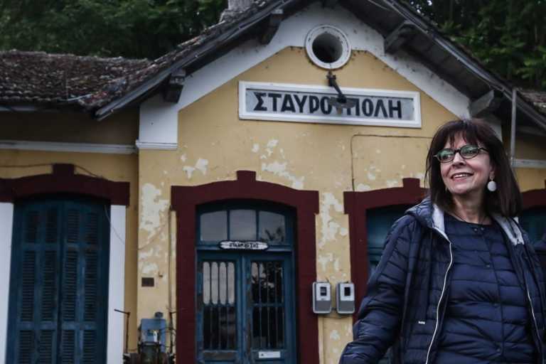 Η Κατερίνα Σακελλαροπούλου “υποκλίνεται” στις γυναίκες της Θράκης