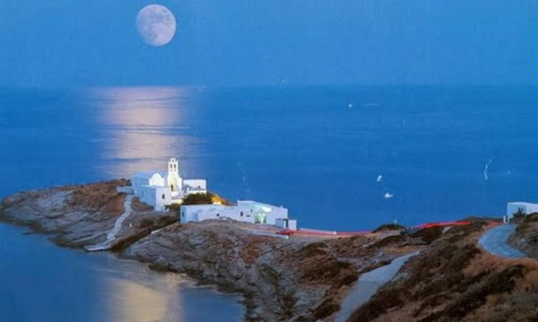 Δείτε την εκπληκτική Παναγιά της Σίφνου που έχει «κόψει» τη γη στα δύο – Φωτογραφίες