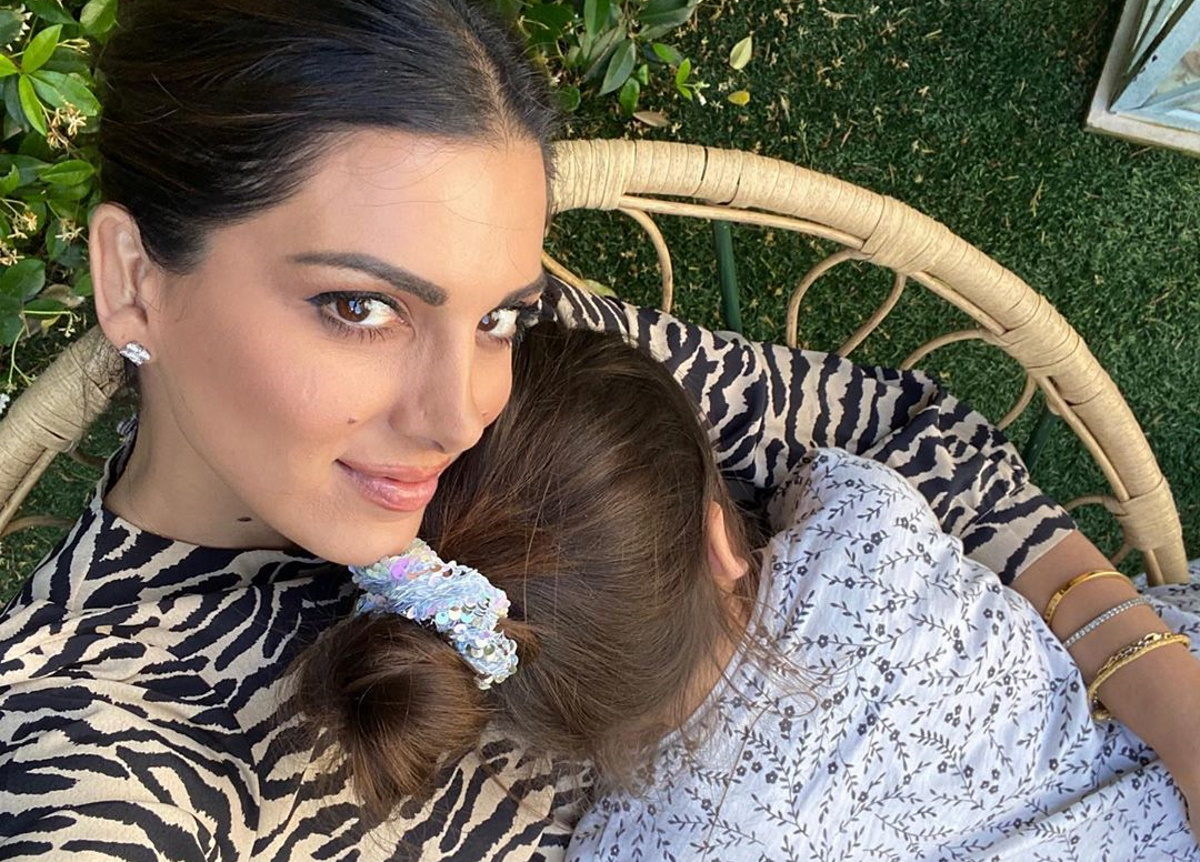 Σταματίνα Τσιμτσιλή: Η πρώτη βουτιά στη θάλασσα και το οικογενειακό γεύμα στο Γραμματικό [pics]